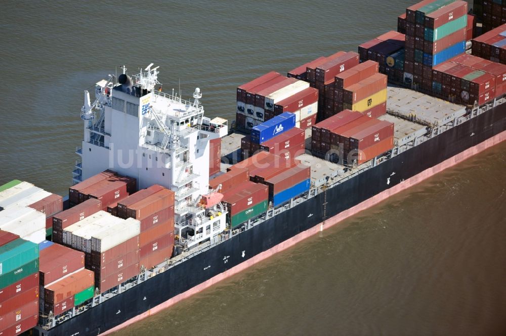 Luftaufnahme Grauerort - Frachtschiff ZIM GENOVA auf der Elbe bei Grauerort zugehörig zum Bundesland Hamburg