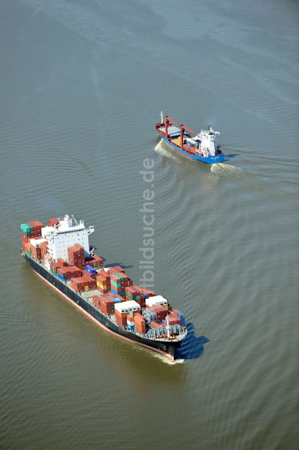 Luftbild Grauerort - Frachtschiff ZIM GENOVA auf der Elbe bei Grauerort zugehörig zum Bundesland Hamburg