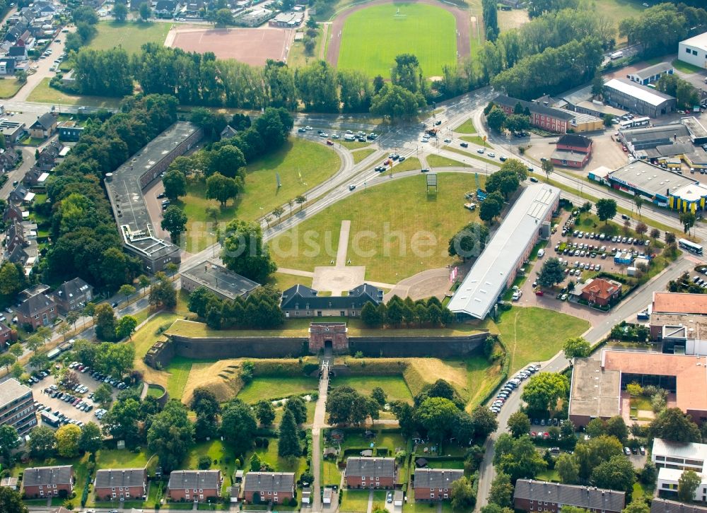 Wesel aus der Vogelperspektive: Fragmente der Festungsanlage der Festung Wesel mit dem Haupttor der Zitadelle in Wesel im Bundesland Nordrhein-Westfalen