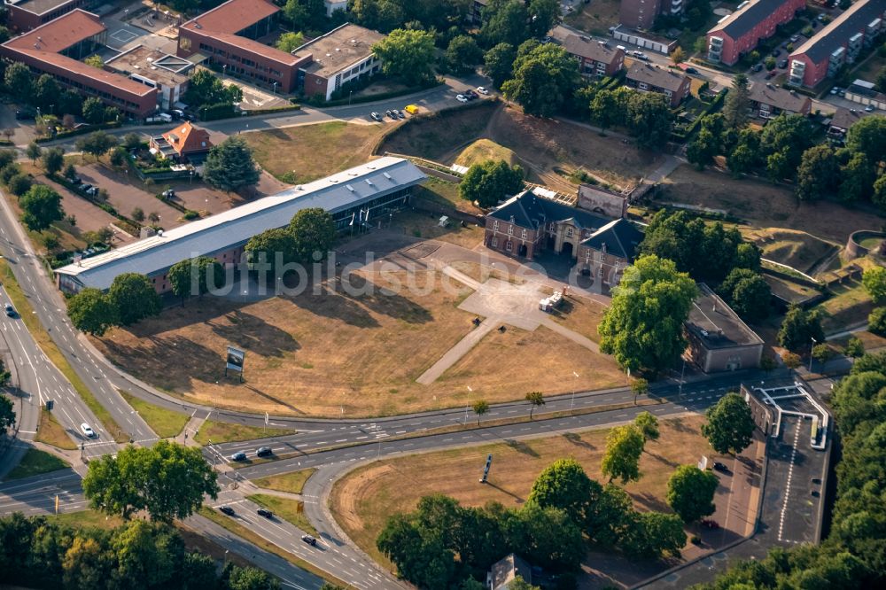 Luftaufnahme Wesel - Fragmente der Festungsanlage der Festung Wesel mit dem Haupttor der Zitadelle in Wesel im Bundesland Nordrhein-Westfalen