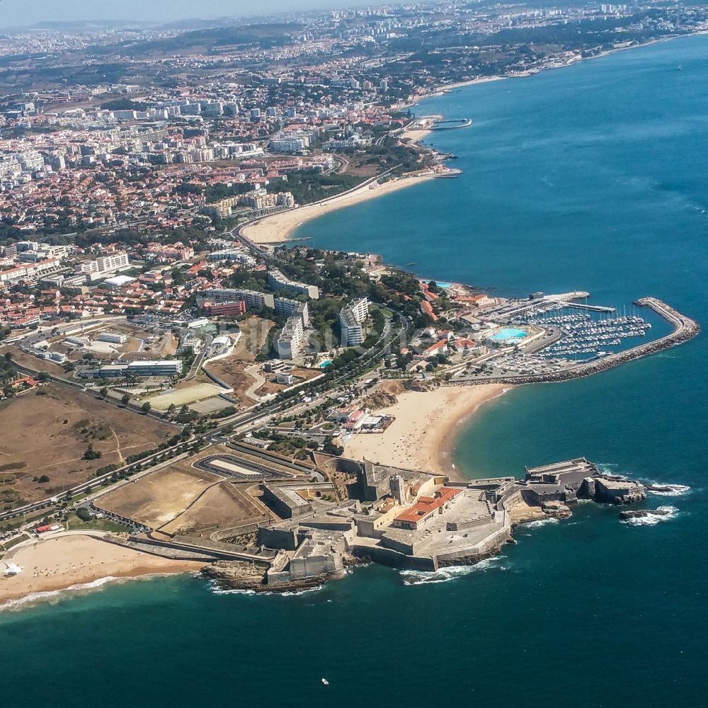 Oeiras aus der Vogelperspektive: Fragmente der Festungsanlage Forte de São Julião da Barra Av. Marginal in Oeiras in Lisboa, Portugal