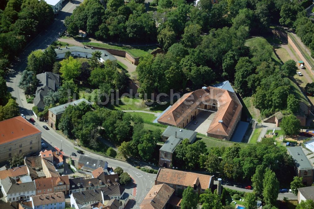 Germersheim aus der Vogelperspektive: Fragmente der Festungsanlage und Gebäude der Städtische Musikschule und Musikakademie in Germersheim im Bundesland Rheinland-Pfalz