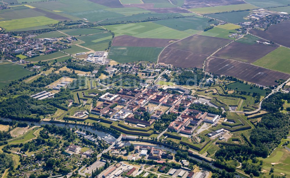 Luftaufnahme Terezin - Theresienstadt - Fragmente der Festungsanlage und Gedenkstätte in Terezin - Theresienstadt in Ustecky kraj - Aussiger Region, Tschechien