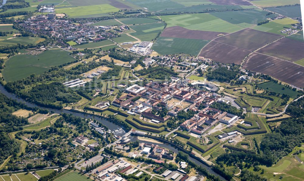 Terezin - Theresienstadt von oben - Fragmente der Festungsanlage und Gedenkstätte in Terezin - Theresienstadt in Ustecky kraj - Aussiger Region, Tschechien