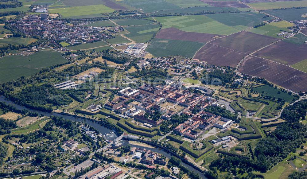 Terezin - Theresienstadt aus der Vogelperspektive: Fragmente der Festungsanlage und Gedenkstätte in Terezin - Theresienstadt in Ustecky kraj - Aussiger Region, Tschechien