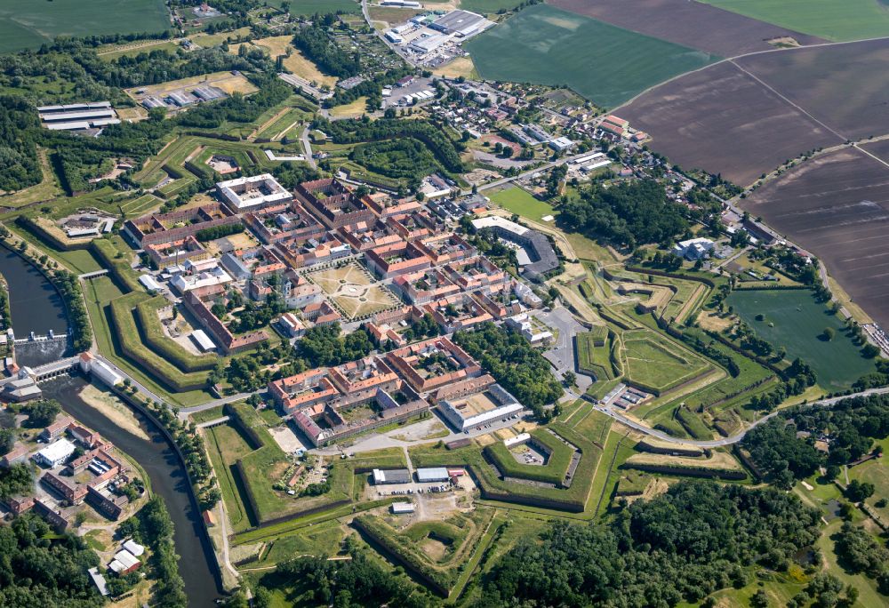 Luftbild Terezin - Theresienstadt - Fragmente der Festungsanlage und Gedenkstätte in Terezin - Theresienstadt in Ustecky kraj - Aussiger Region, Tschechien