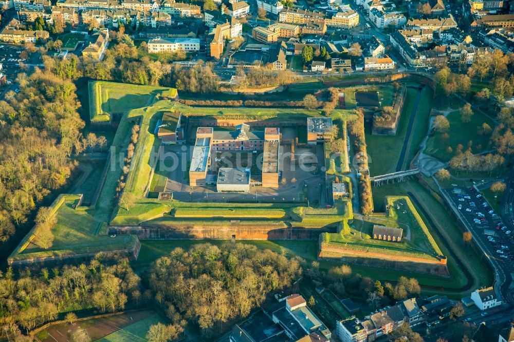 Luftaufnahme Jülich - Fragmente der Festungsanlage und Gymnasium Zitadelle Jülich in Jülich im Bundesland Nordrhein-Westfalen