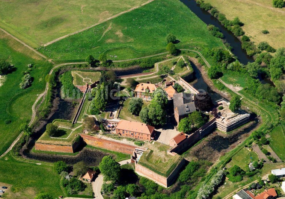 Dömitz von oben - Fragmente der Festungsanlage Museum Festung Dömitz in Dömitz im Bundesland Mecklenburg-Vorpommern, Deutschland