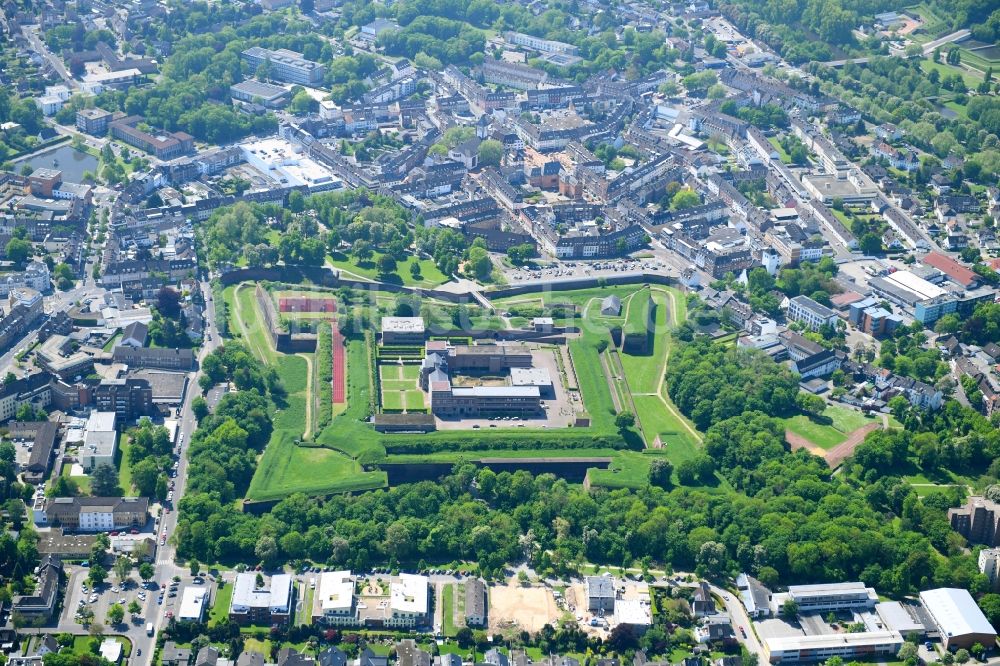 Jülich aus der Vogelperspektive: Fragmente der Festungsanlage Museum Zitadelle an der Schloßstraße in Jülich im Bundesland Nordrhein-Westfalen, Deutschland