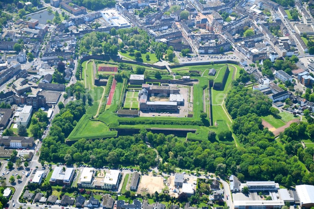 Luftbild Jülich - Fragmente der Festungsanlage Museum Zitadelle an der Schloßstraße in Jülich im Bundesland Nordrhein-Westfalen, Deutschland