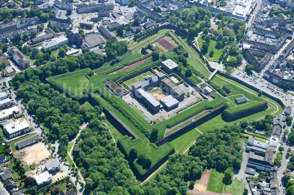 Luftaufnahme Jülich - Fragmente der Festungsanlage Museum Zitadelle an der Schloßstraße in Jülich im Bundesland Nordrhein-Westfalen, Deutschland