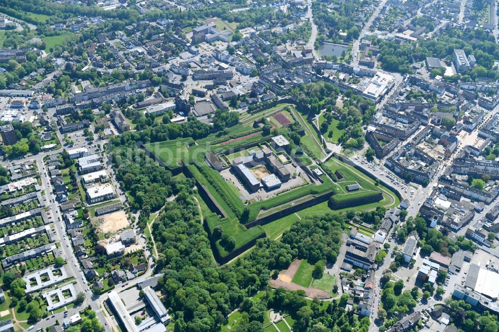 Jülich von oben - Fragmente der Festungsanlage Museum Zitadelle an der Schloßstraße in Jülich im Bundesland Nordrhein-Westfalen, Deutschland