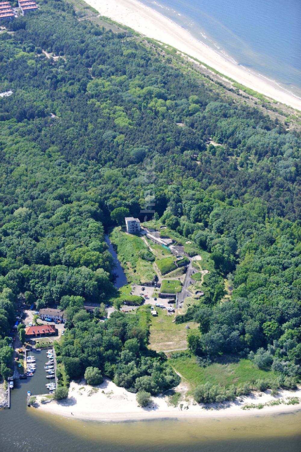 Luftaufnahme Swinemünde - Fragmente der Festungsanlage Westbatterie in Swinemünde in Woiwodschaft Westpommern, Polen