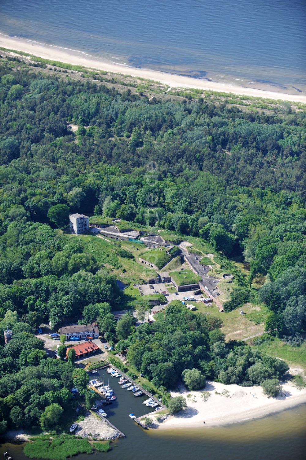 Swinemünde aus der Vogelperspektive: Fragmente der Festungsanlage Westbatterie in Swinemünde in Woiwodschaft Westpommern, Polen