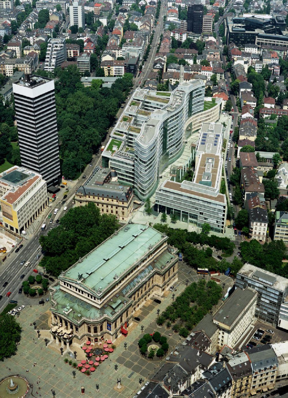 Luftaufnahme Frankfurt am Main - Frankfurt 12.05.2005 Büro- und Geschäftshauskomplex Frankfurter Welle der DIFA am Bankenviertel in Frankfurt / Main.