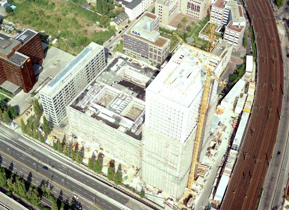 Frankfurt am Main von oben - 07.09.2002 Frankfurt Hochhausneubau an der Theodor-Heuss-Allee