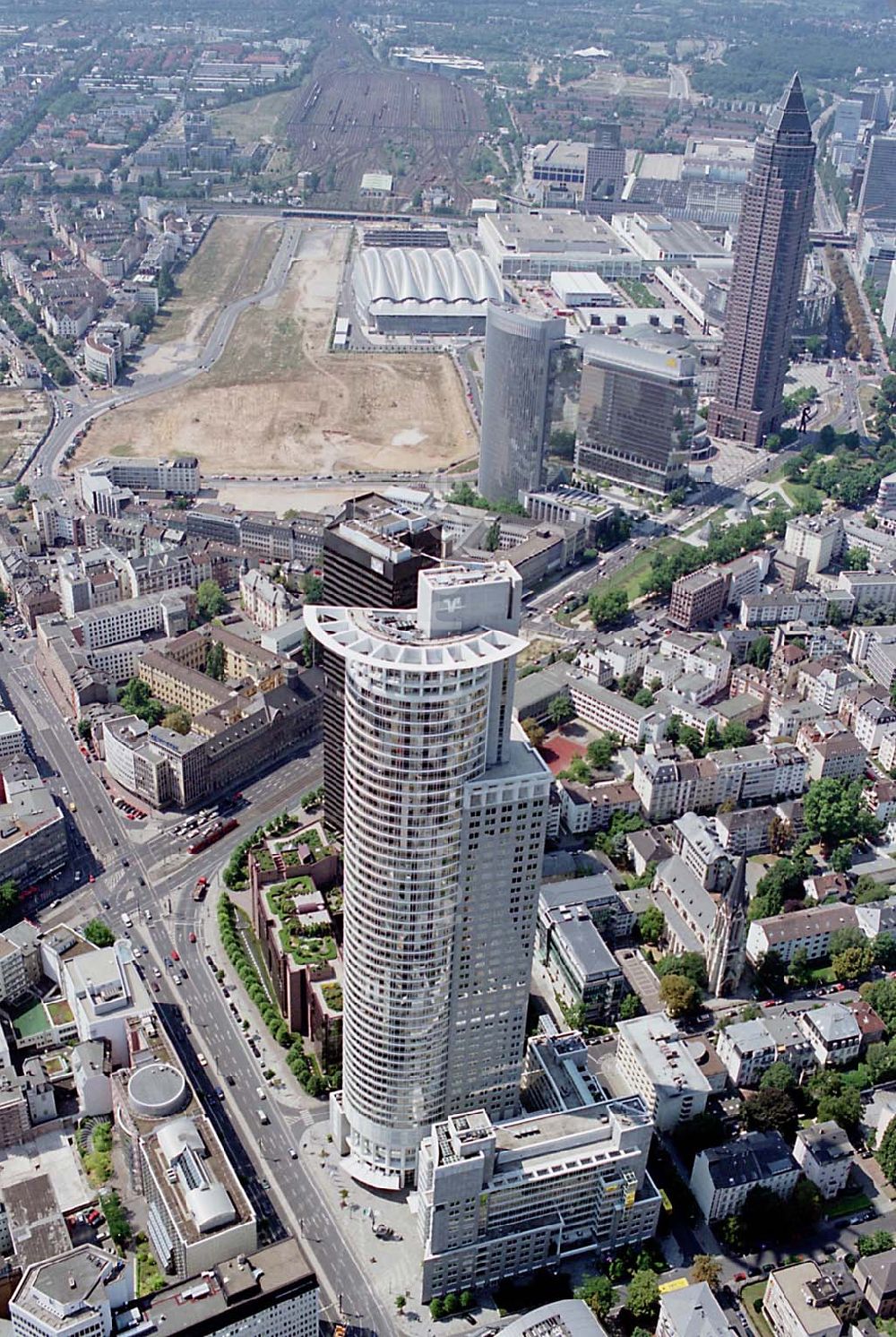 Luftaufnahme Frankfurt am Main / Hessen - Frankfurt am Main / Hessen Blick auf das Bankenviertel und den Güterbahnhof in Frankfurt am Main 01.08.2003