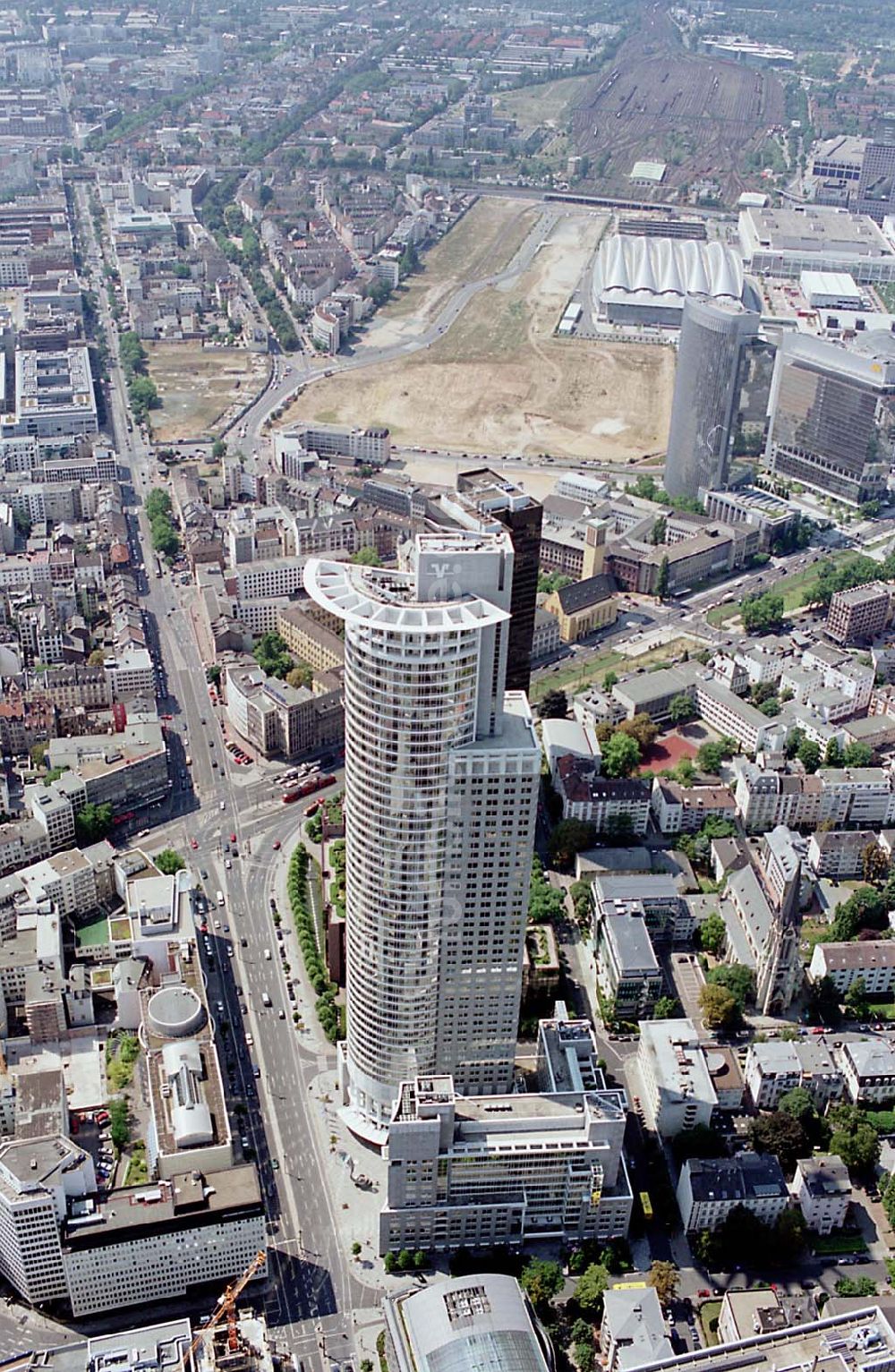 Frankfurt am Main / Hessen von oben - Frankfurt am Main / Hessen Blick auf das Bankenviertel und den Güterbahnhof in Frankfurt am Main 01.08.2003