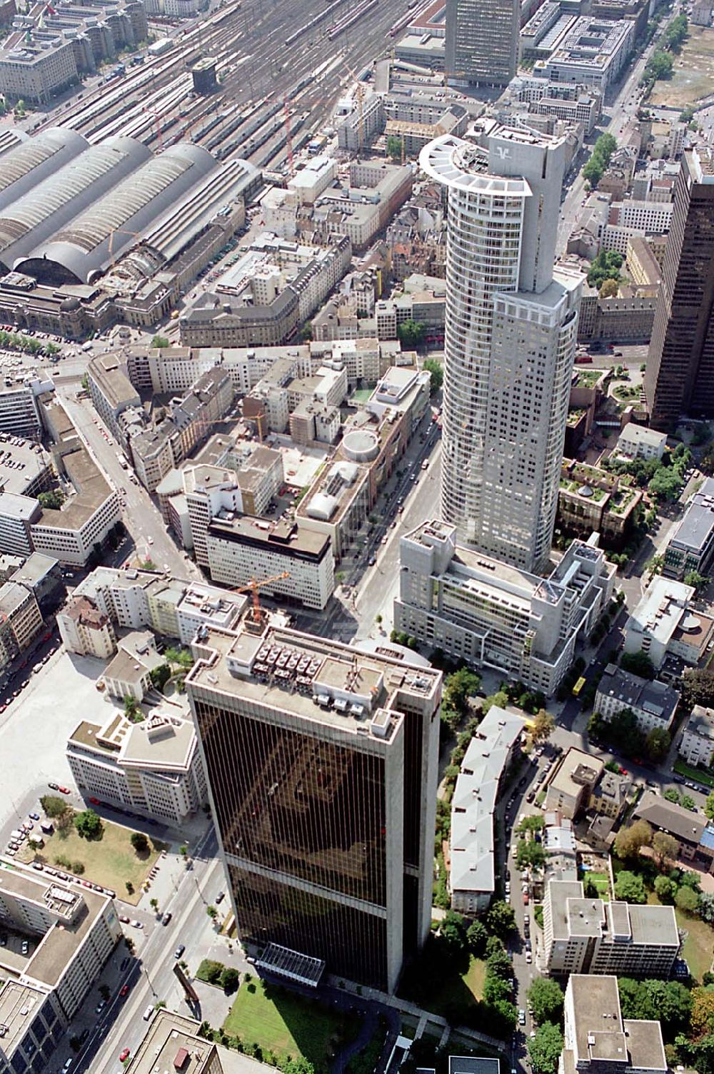 FRANKFURT am Main von oben - Frankfurt am Main / Hessen Blick auf das Bankenviertel und den Güterbahnhof in Frankfurt am Main - Planungsfläche für das Europa-Viertel 01