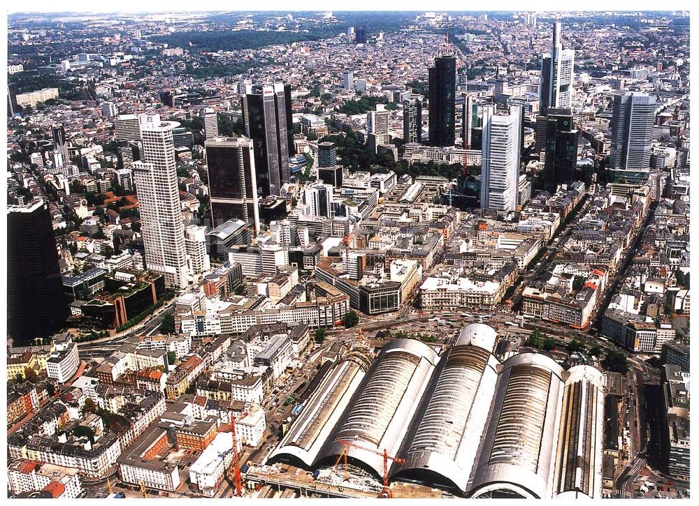 Frankfurt am Main / Hessen aus der Vogelperspektive: Frankfurt am Main / Hessen Blick auf das Bankenviertel und den Hauptbahnhof in Frankfurt am Main 01.08.2003