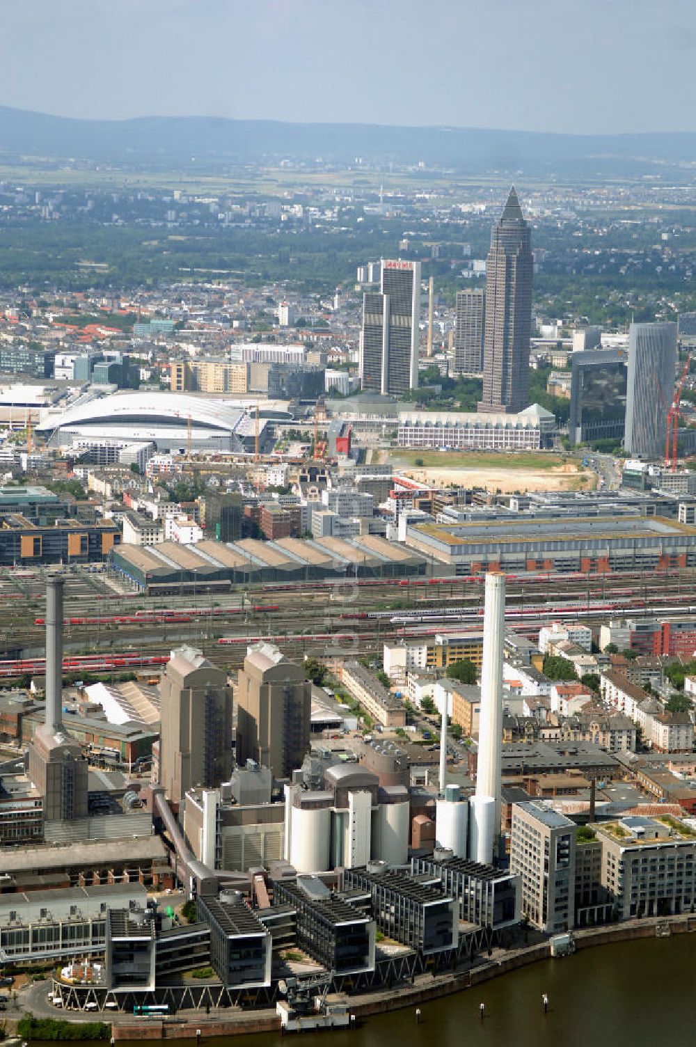 Luftbild Frankfurt am Main - Frankfurter Heizkraftwerk West am Mainufer des Westhafens