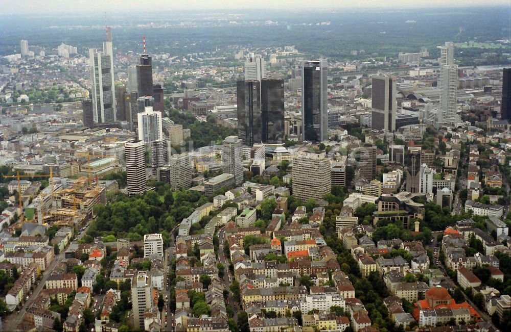 Luftaufnahme Frankfurt am Main - Frankfurter Skyline mit den Hochhäusern des Bankenviertels im Stadtzentrum nördlich des Mains