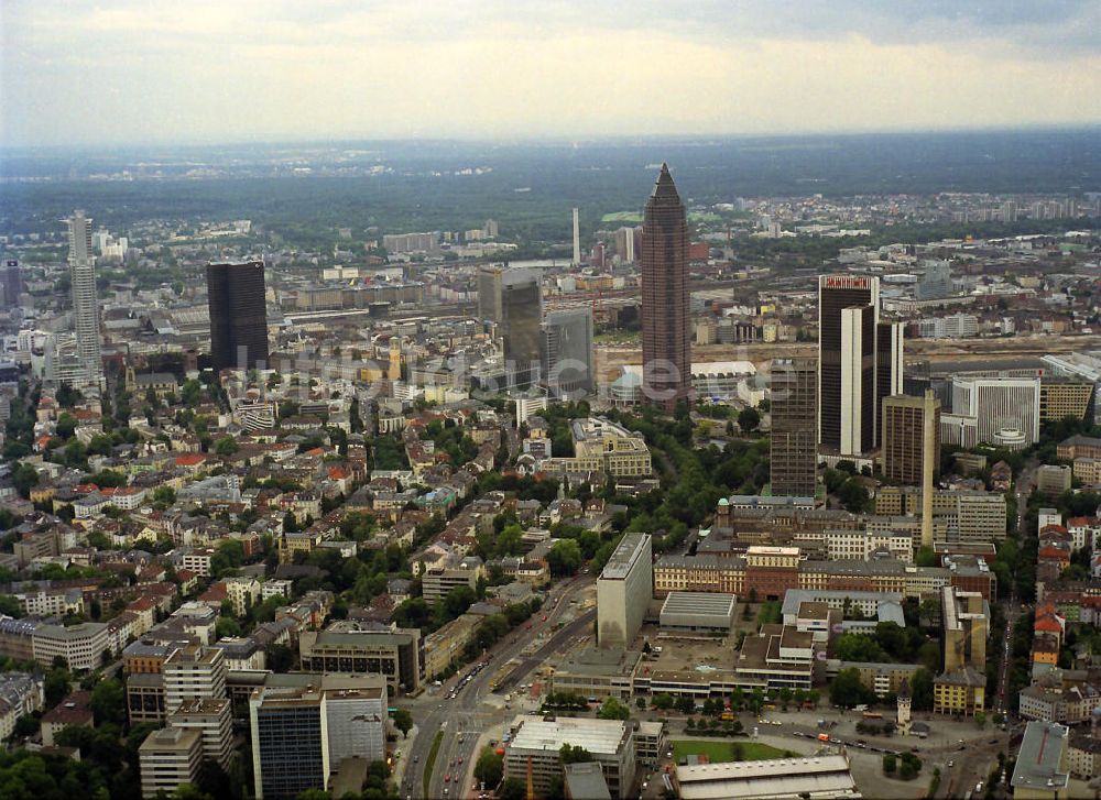 Frankfurt am Main von oben - Frankfurter Skyline mit den Hochhäusern des Bankenviertels im Stadtzentrum nördlich des Mains