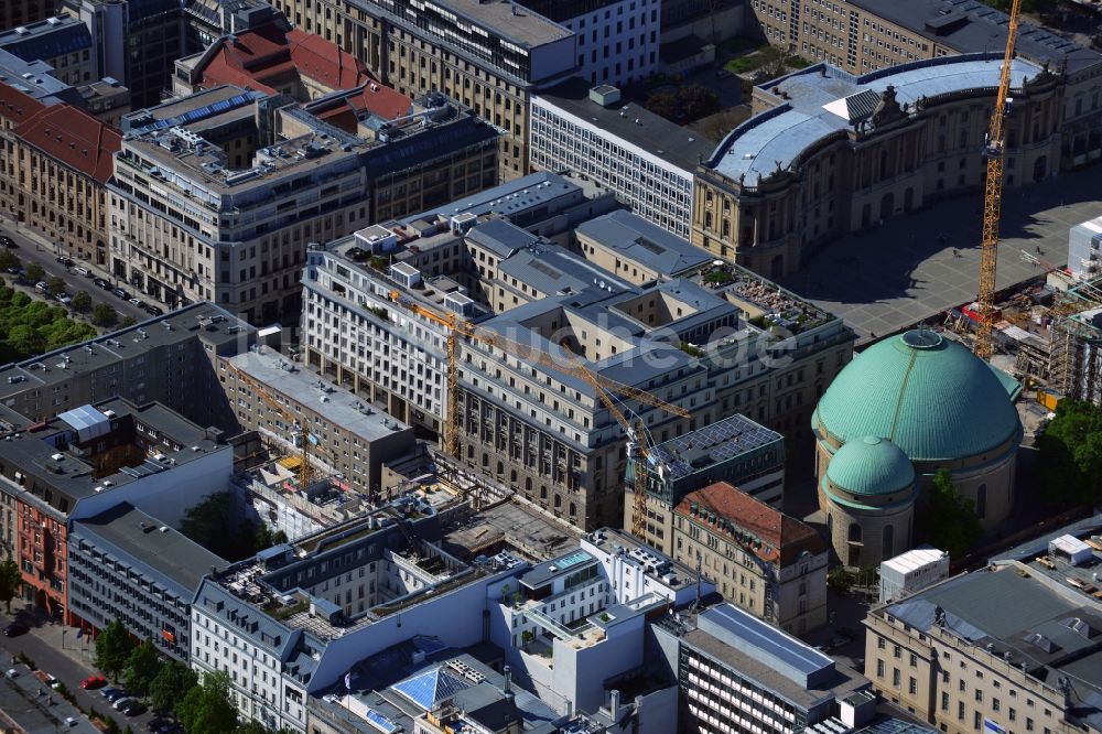 Berlin aus der Vogelperspektive: Französische Straße und Bebelplatz im Stadtbezirk Mitte von Berlin