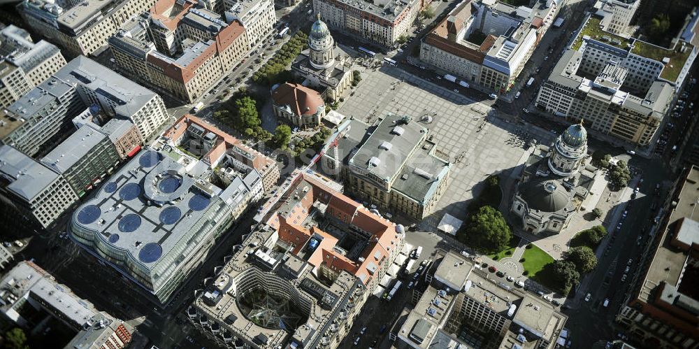 Luftaufnahme Berlin - Französischer Dom, Deutscher Dom und Schauspielhaus am Gendarmenmarkt in Berlin