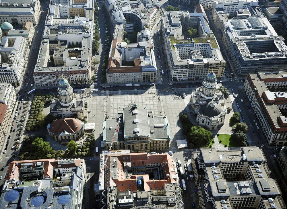 Berlin von oben - Französischer Dom, Deutscher Dom und Schauspielhaus am Gendarmenmarkt in Berlin