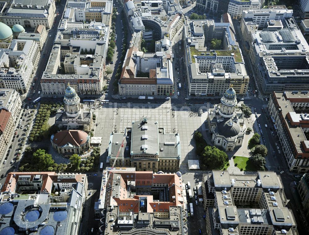 Berlin aus der Vogelperspektive: Französischer Dom, Deutscher Dom und Schauspielhaus am Gendarmenmarkt in Berlin