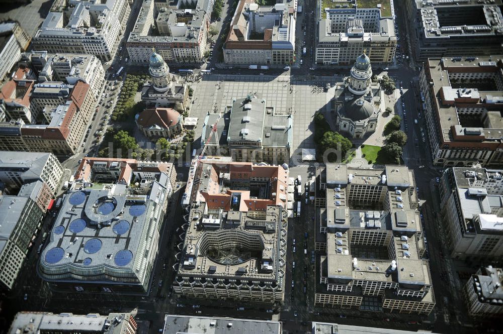 Luftbild Berlin - Französischer Dom, Deutscher Dom und Schauspielhaus am Gendarmenmarkt in Berlin