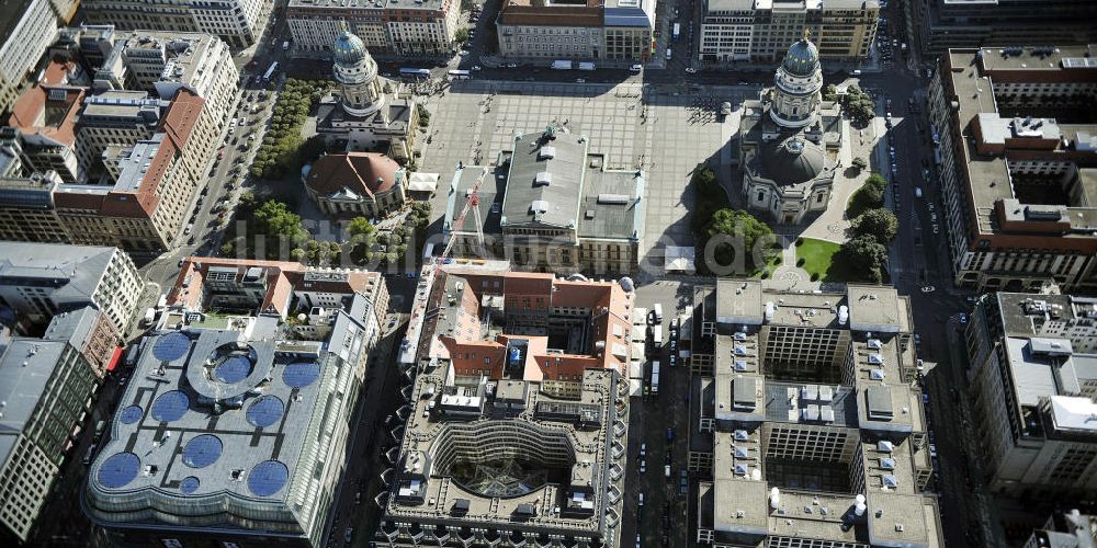 Luftaufnahme Berlin - Französischer Dom, Deutscher Dom und Schauspielhaus am Gendarmenmarkt in Berlin