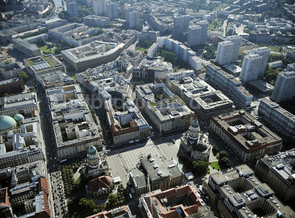 Luftbild Berlin - Französischer Dom, Deutscher Dom und Schauspielhaus am Gendarmenmarkt in Berlin