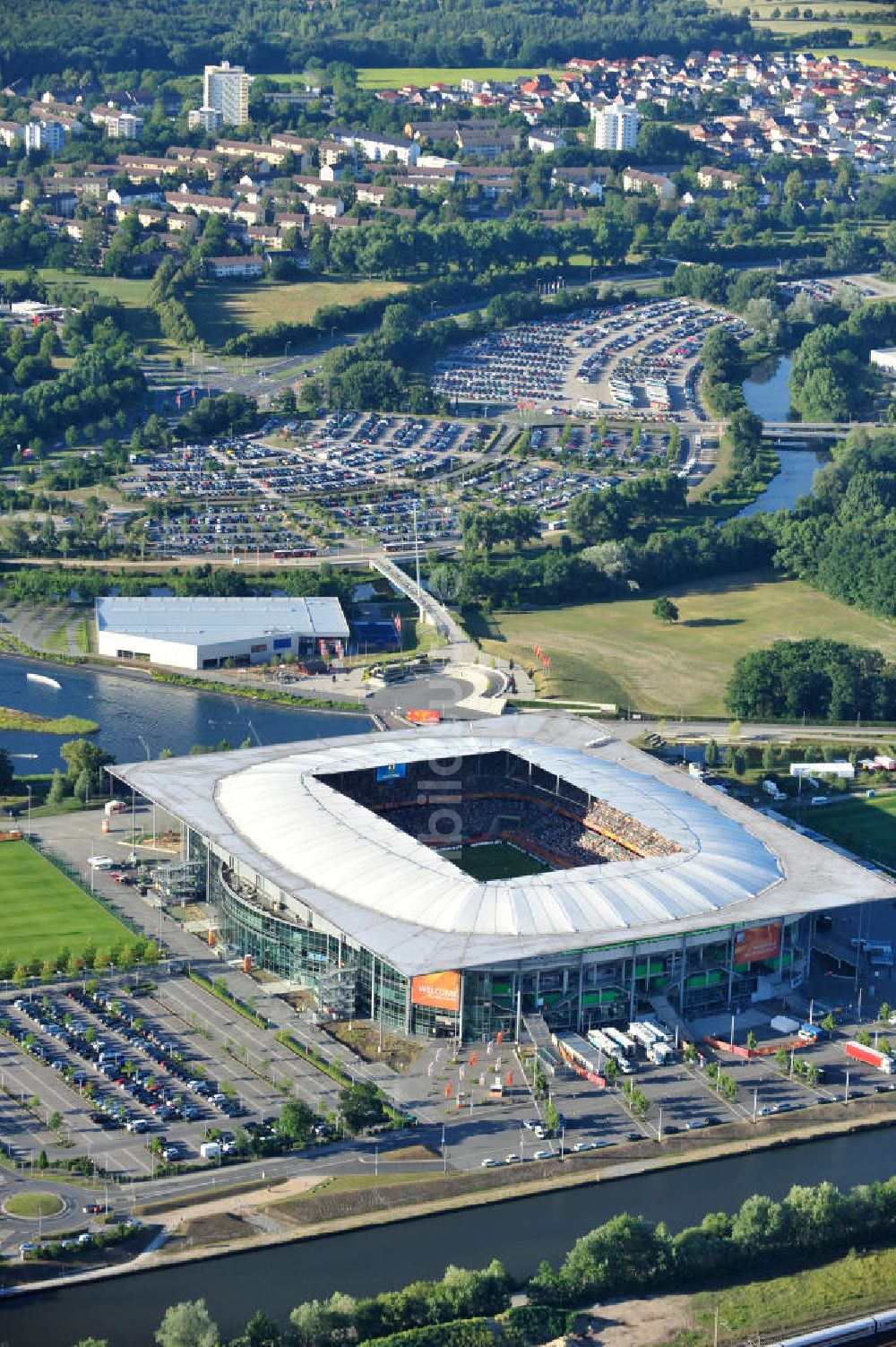 Wolfsburg aus der Vogelperspektive: Frauen WM-Stadion Volkswagen Arena bzw. Arena im Allerpark Wolfsburg