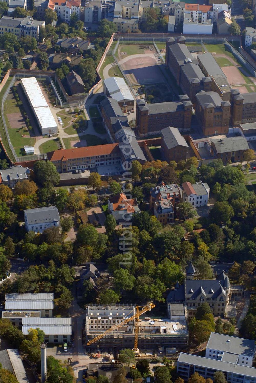 Halle von oben - Frauenhaftanstalt Roter Ochse in Halle