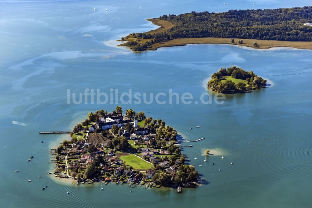 Luftaufnahme Gstadt am Chiemsee - Fraueninsel im Chiemsee mit Benediktinerinnen-Abtei Frauenwörth im Bundesland Bayern