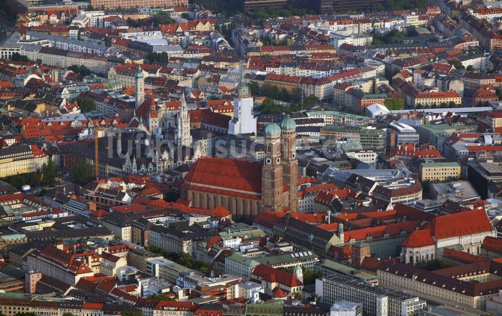 München aus der Vogelperspektive: Frauenkirche in der Altstadt von München im Bundesland Bayern