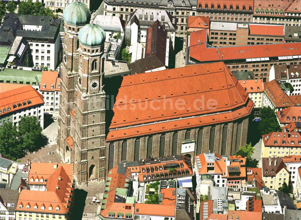 MÜNCHEN von oben - Frauenkirche, Wahrzeichen von München