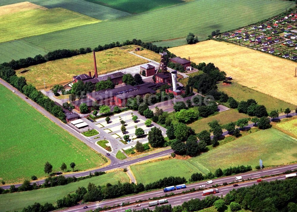 Luftaufnahme Moers - Förderanlagen und Bergbau- Schacht- Anlagen am Förderturm des Außenschacht Kapellen in Moers im Bundesland Nordrhein-Westfalen