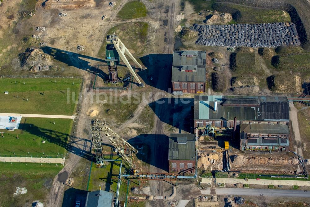 Luftaufnahme Neukirchen-Vluyn - Förderanlagen und Bergbau- Schacht- Anlagen am Förderturm des ehemaligen Bergwerkes Niederberg in Neukirchen-Vluyn im Bundesland Nordrhein-Westfalen