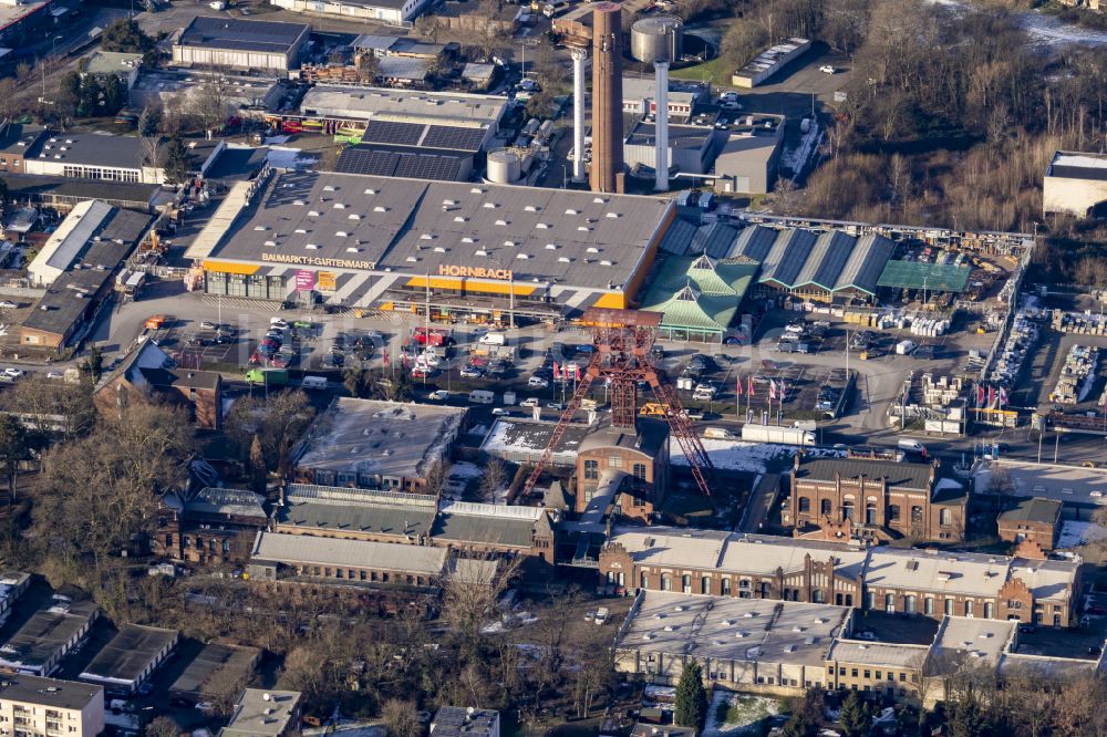 Luftbild Moers - Förderanlagen und Bergbau- Schacht- Anlagen am Förderturm der ehemaligen Zeche Rheinpreußen im Gewerbegebiet Rheinpreußenpark an der Zechenstraße in Moers im Bundesland Nordrhein-Westfalen, Deutschland