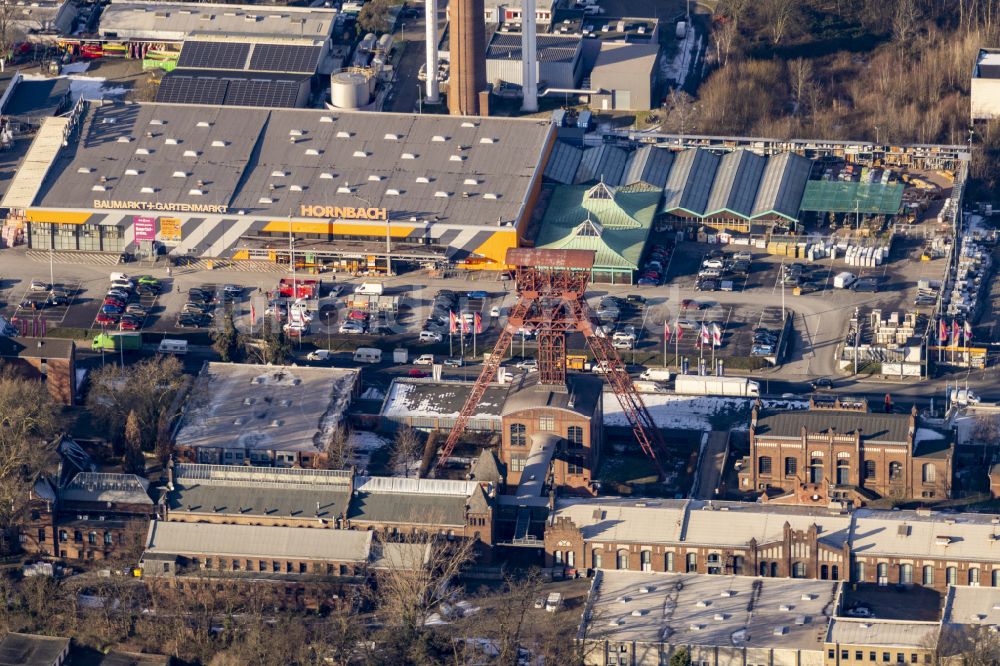 Luftaufnahme Moers - Förderanlagen und Bergbau- Schacht- Anlagen am Förderturm der ehemaligen Zeche Rheinpreußen im Gewerbegebiet Rheinpreußenpark an der Zechenstraße in Moers im Bundesland Nordrhein-Westfalen, Deutschland