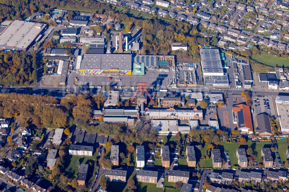 Luftbild Moers - Förderanlagen und Bergbau- Schacht- Anlagen am Förderturm der ehemaligen Zeche Rheinpreußen im Gewerbegebiet Rheinpreußenpark an der Zechenstraße in Moers im Bundesland Nordrhein-Westfalen, Deutschland