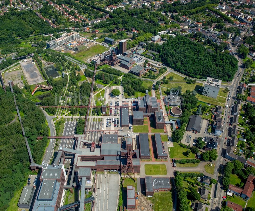 Luftaufnahme Essen - Förderanlagen und Bergbau- Schacht- Anlagen am Förderturm Kokerei Zollverein mit dem Neubau neben RAG Montan Immobilien GmbH in Essen im Bundesland Nordrhein-Westfalen