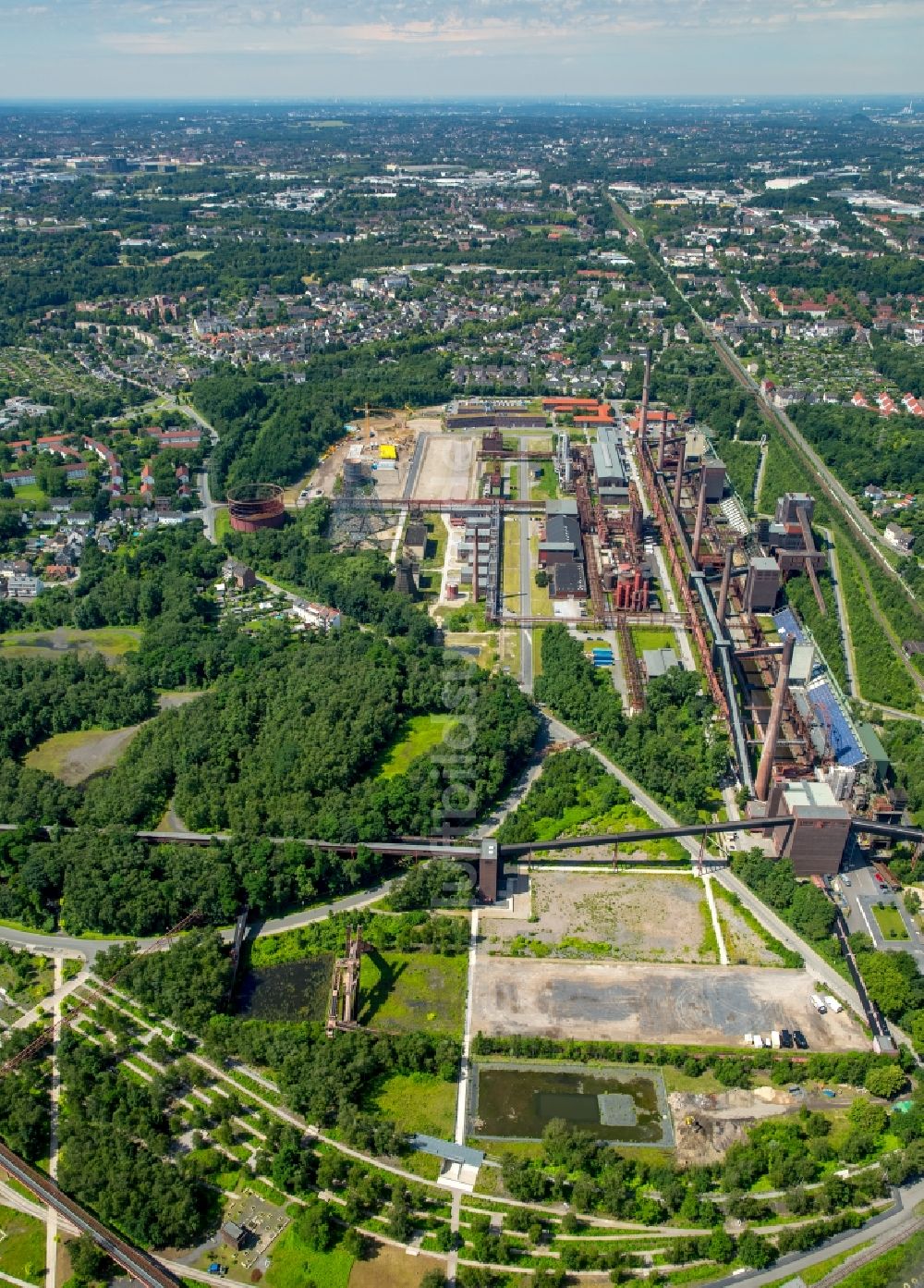 Luftaufnahme Essen - Förderanlagen und Bergbau- Schacht- Anlagen am Förderturm Kokerei Zollverein mit dem Neubau neben RAG Montan Immobilien GmbH in Essen im Bundesland Nordrhein-Westfalen