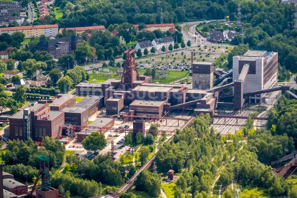 Essen von oben - Förderanlagen und Bergbau- Schacht- Anlagen am Förderturm Kokerei Zollverein mit dem Neubau neben RAG Montan Immobilien GmbH in Essen im Bundesland Nordrhein-Westfalen