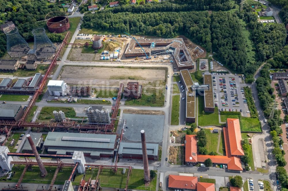 Essen von oben - Förderanlagen und Bergbau- Schacht- Anlagen am Förderturm Kokerei Zollverein mit dem Neubau neben RAG Montan Immobilien GmbH in Essen im Bundesland Nordrhein-Westfalen