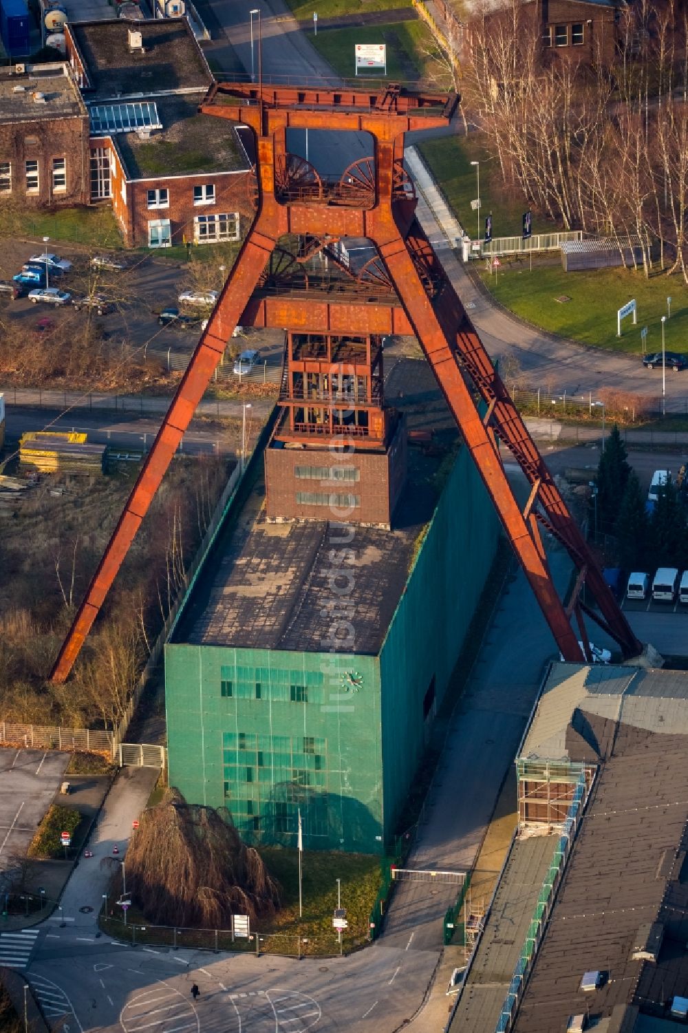 Luftaufnahme Herne - Förderanlagen und Bergbau- Schacht- Anlagen am Förderturm Pluto in Wanne-Eickel im Bundesland Nordrhein-Westfalen