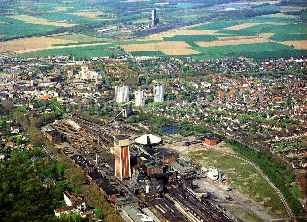 Luftaufnahme Kamp-Lintfort - Förderanlagen und Bergbau- Schacht- Anlagen am Förderturm Zeche Friedrich Heinrich in Kamp-Lintfort im Bundesland Nordrhein-Westfalen